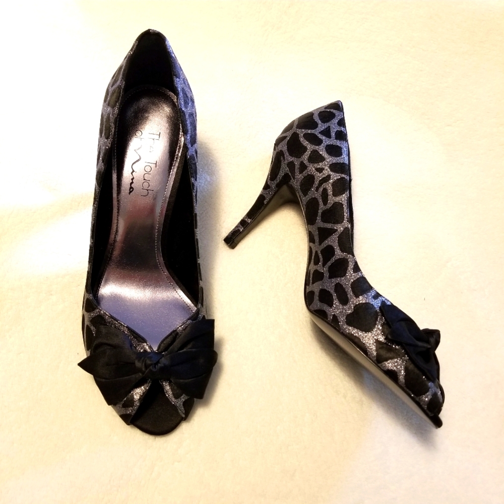 The Touch of Nina Womens Black & Glittery Silver Animal Print Peep Toe Heels 8.5